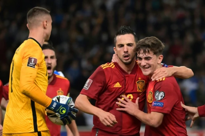 L'attaquant espagnol Pablo Sarabia (c), est félicité par ses coéquipiers, après avoir marqué sur pénalty, l'unique but de la victoire face à la Grèce, lors des éliminatoires de la Coupe du monde 2022 au Qatar, le 11 novembre 2021 à Athènes