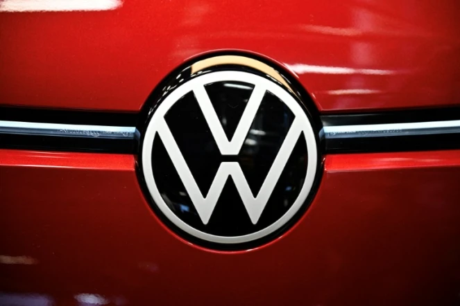 Logo du constructeur automobile allemand Volkswagen, lors du salon de l'automobile à Paris, le 16 octobre 2024