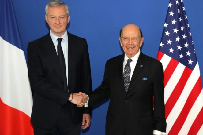 Le ministre français de l'Economie Bruno Le Maire (G) en compagnie du secrétaire américain au Commerce Wilbur Ross (D), le 31 mai 2018, au ministère des Finances à Paris