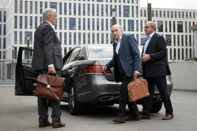 L'ancien président de la Fifa Sepp Blatter (au centre) à Berne, en Suisse, le 1er septembre 2020