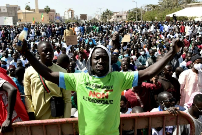 Un homme porte un t-shirt sur lequel on peut lire "Non à l'homosexualité" lors d'une manifestation organisée par des associations religieuses contre l'homosexualité sur la place de l'Obélisque à Dakar, au Sénégal, le 23 mai 2021