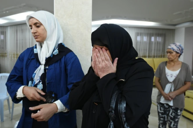 Les proches de Fathi Bayoudh, tué lors d'un triple attentat-suicide d'Istanbul, lors du rapatriement de son corps le 30 juin 2016 à Tunis