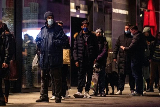 Des clients font la queue devant un magasin de Berlin à la veille de l'instauration de nouvelles restrictions contre le Covid-19, le 15 décembre 2020