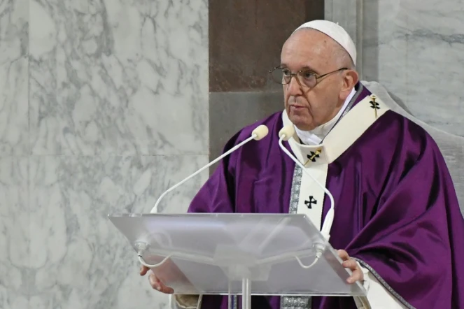 Le pape François dit la messe du vendredi des cendres le 26 février 2020, en l'église Sainte Sabine à Rome

