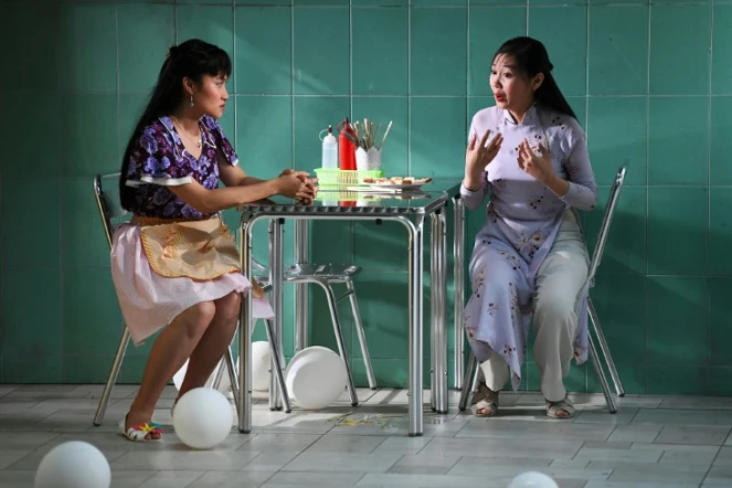 Les actrices Thi Thanh Thu To (g) et Thi Truc Ly Huynh, le 7 juillet 2017 lors d'une répétition de la pièce "Saïgon", à Avignon