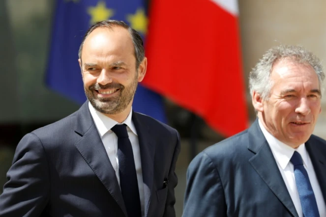 Le Premier ministre Edouard Philippe (g) et le ministre de la Justice Francois Bayrou quitte le palais de l'Elysée à Paris, le 31 mai 2017
