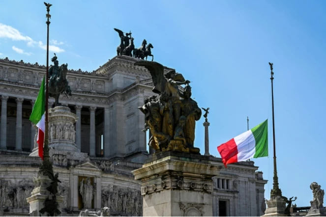 Des drapeaux italiens en berne devant le monument à Victor-Emmanuel II, le 31 mars 2020 à Rome