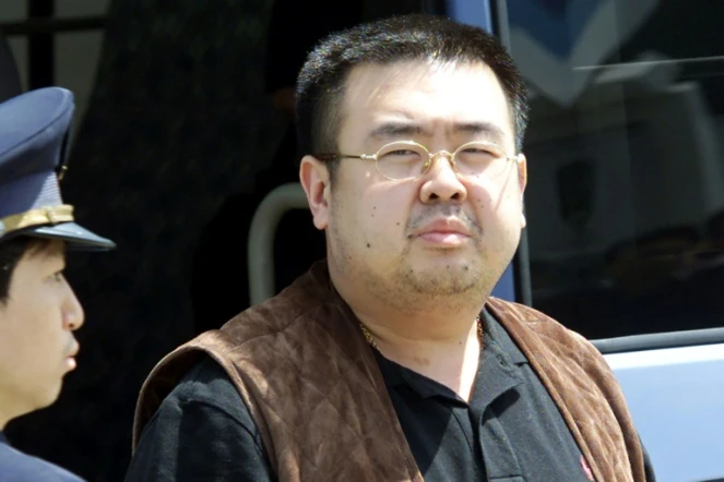 Kim Jong-Nam, demi-frère du dirigeant nord-coréen Kim Jong Un assassiné en 2017, le 4 mai 2001 à l'aéroport Narita de Tokyo