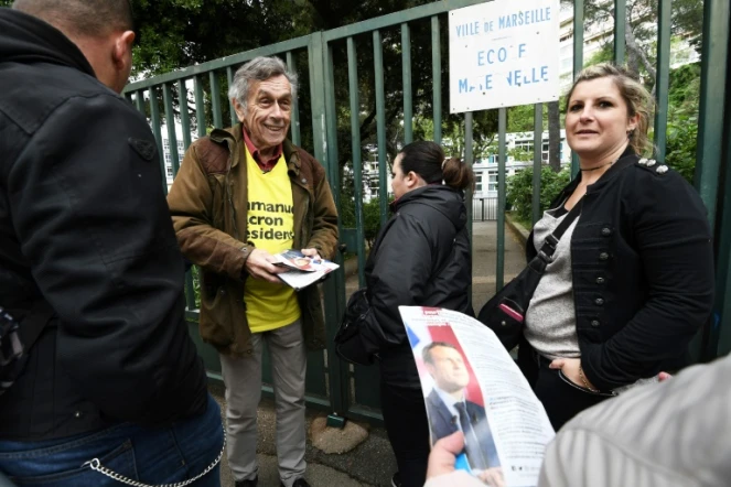 Des partisans d'Emmanuel Macron tractent devant l'école La Rouvière à Marseille, le 27 avril 2017