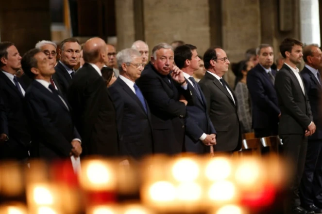Le président François Hollande avec des membres du gouvernement et d'anciens présidents dont Nicolas Sarkozy et Valery Giscard d'Estaing, à Notre Dame de Paris, le 27 juillet 2016