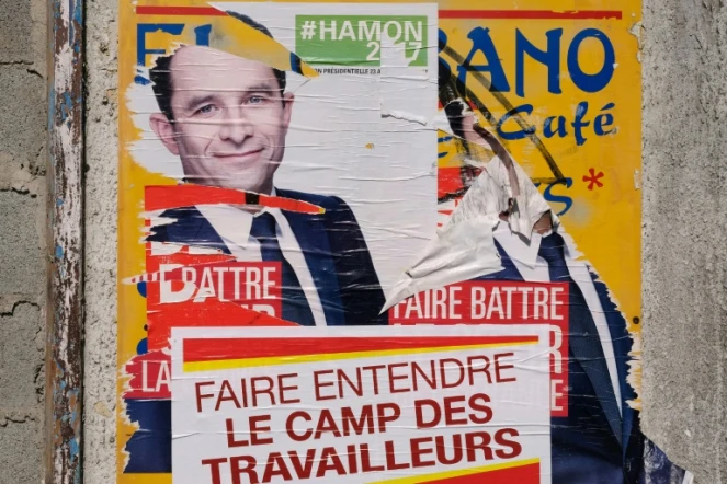 Une affiche électorale sur un mur de Toulouse, le 15 mars 2017