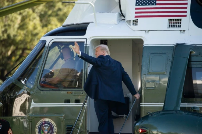 Le président américain Donald Trump monte à bord de l'hélicoptère présidentiel Marine One 
