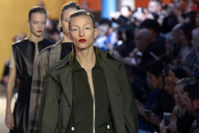 Des mannequins présentent des créations de la maison Céline lors des défilés des collections printemps/été 2016 de la Fashion-Week, le 4 octobre 2015, à Paris