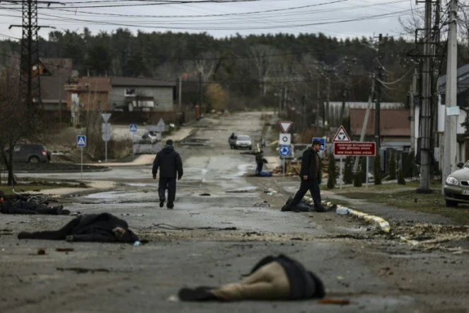 Des cadavres dans une rue de Boutcha, près de Kiev, le 2 avril 2022