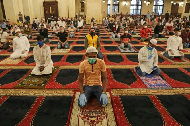 Des musulmans rassemblés pour prier lors de l'Aïd el-Fitr, à Beyrouth au Liban, le 24 mai 2020