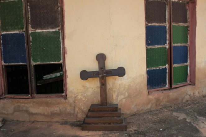 Une croix brisée devant une église à Nimbo, dans le sud-est du Nigeria, le 5 mai 2016