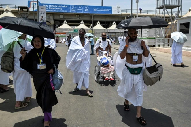 Des pèlerins musulmans arrivent à Mina, près de la Grande Mosquée de La Mecque, au deuxième jour du hajj, le 26 juin 2023 en Arabie saoudite