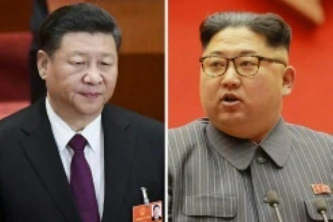 Le président chinois Xi Jinping, à Pékin, le 20 mars 2018 et, le dirigeant nord-coréen Kim Jong Un, à Pyeongchang, le 23 décembre 2017. 
