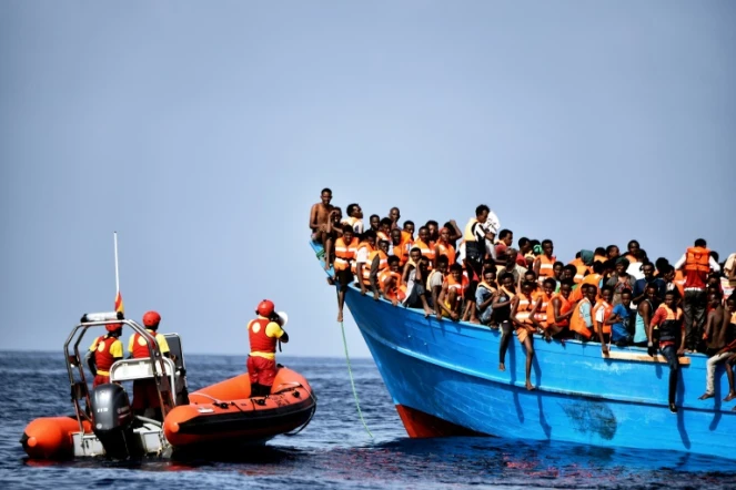 Des migrants secourus par une ONG espagnole Proactiva Open Arms, au large des côtes de la Libye, le 4 octobre 2016