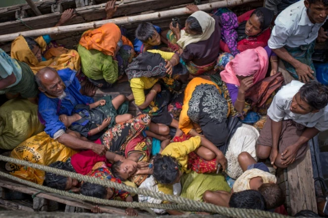 Des réfugiés rohingyas de Birmanie arrivent par bateau à Shah Parir Dwip, le 12 septembre 2017 au Bangladesh
