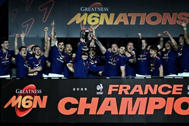 Les joueurs de rugby français fêtent leur victoire dans le Tournoi des six nations 2025 après leur victoire contre l'Ecosse au stade de France le 15 mars 2025.
