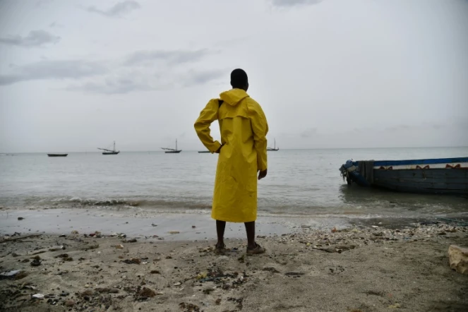 Un pêcheur haïtien regarde la mer sur une plage de Leogane, au sud-ouest de Port-au-Prince avant l'arrivée de l'ouragan Matthew