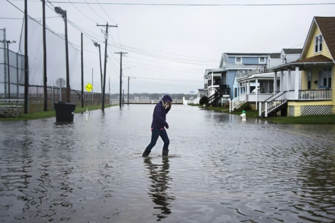 Une femme traverse une rue inondée à Ocean City, dans le Maryland, le 3 octobre 2015