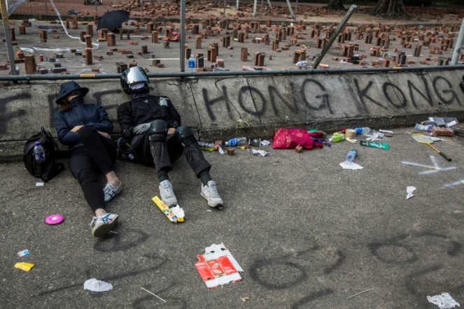Des manifestants se reposent le long d'une rue barricadée près de l'université polytechnique de Hong Kong, le 15 novembre 2019