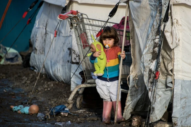 Une enfant kurde dans le camp de migrants de Grande-Synthe, près de Dunkerque, dans le nord de la France, le 23 décembre 2015