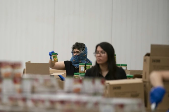 Des bénévoles de la Banque alimentaire de Washington préparent des cartons de nourriture, le 1er avril 2020
