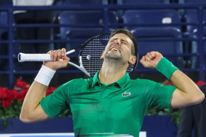 L'émotion de Novak Djokovic à l'issue de sa victoire sur le jeune Italien Lorenzo Musetti à Dubaï, le 21 février 2022 