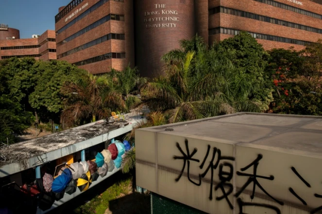 Vue de l'université polytechnique de Hong Kong où des manifestants pro-démocratie sont toujours retranchés, le 21 novembre 2019