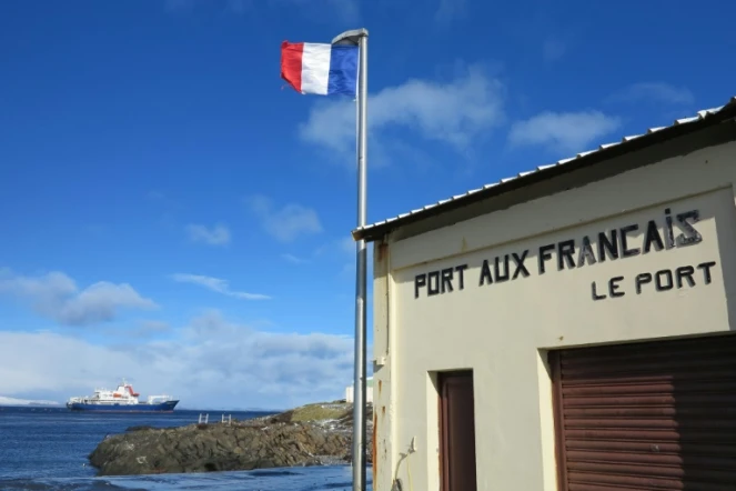 Photo prise le 7 septembre 2012 montrant une partie de la station technique et scientifique Port aux Francais sur les îles Kerguelen