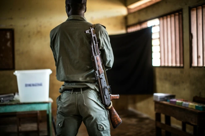 Un policier gabonais dans un bureau de vote à Libreville, le 27 août 2016