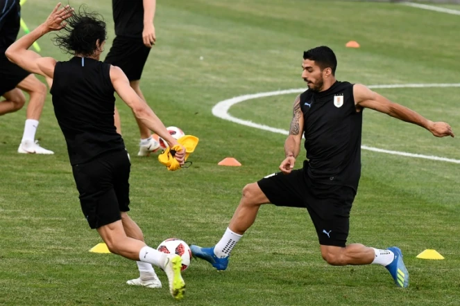 Les Uruguayens Luis Suarez (d) et Edinson Cavani lors d'une séance d'entraînement à Sotchi le 29 juin 2018