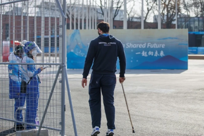 Un athlète concourant sous bannière neutre quitte le village Paralympique après la décision du Comité international Paralympique d'exclure les athlètes russes et bélarusses des Jeux de Pékin la veille de la cérémonie d'ouverture le 3 mars 2022