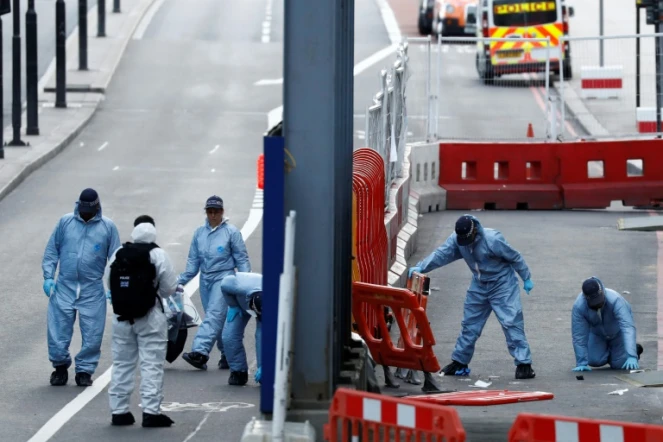 Des équipes de la police scientifique sur le London Bridge, le 4 juin 2017 