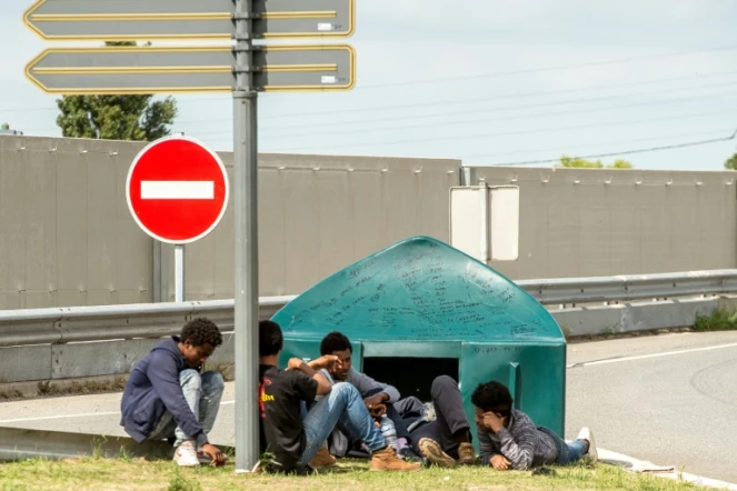Des migrants au bord d'une route à Calais (Hauts-de-France), le 1er août 2017