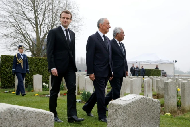Emmanuel Macron avec le président portugais Marcelo Rebelo de Sousa (C), lors d'une cérémonie commémorant le centenaire de la Première guerre mondiale, au cimetière militaire portugais de Richebourg le 9 avril 2018 