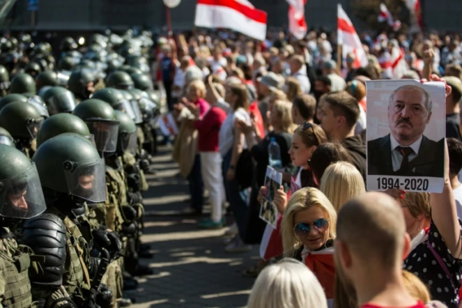Des forces de l'ordre face aux manifestants à Minsk le 30 août 2020