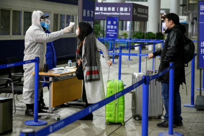 Contrôle de température des passagers arrivant à l'aéroport international Pudong de Shanghai, le 4 février 2020