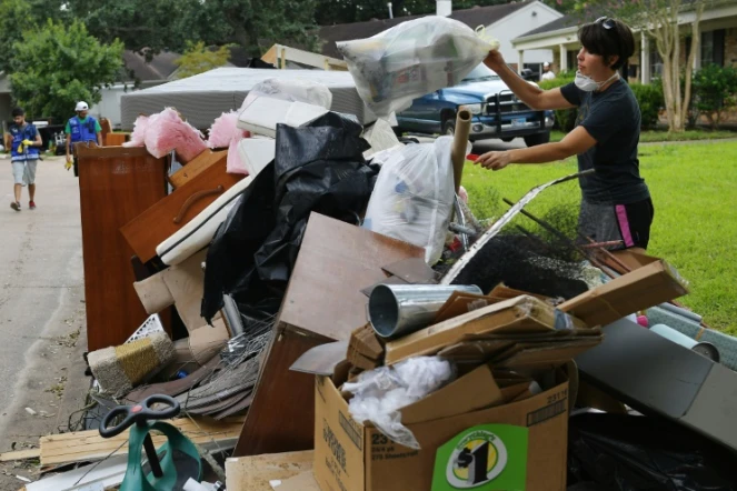 Une résidente jette des affaires endommagées dans des inondations à Houston, aux Etats-Unis, le 1er septembre 2017 