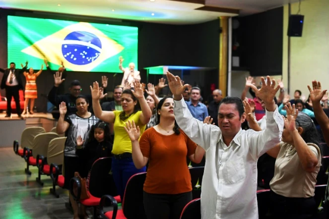 Des évangélistes prient dans une église pour le rétablissement de Jair Bolsonaro, le candidat d'extrême droite favori du premier tour de la présidentielle, le 21 septembre 2018 à Brasilia 
