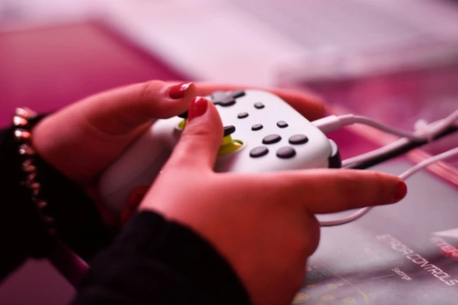 Une femme teste un jeu vidéo au salon Gamescom à Cologne, en Allemagne, le 21 août 2019 