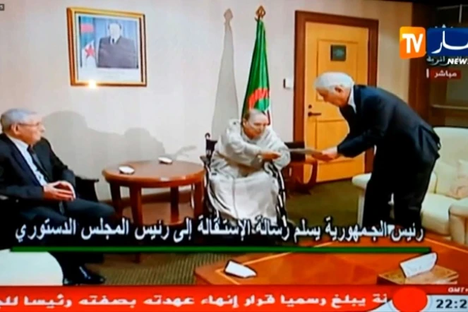 Abdelaziz Bouteflika remet sa lettre de démission au président du conseil constitutionnel Tayeb Belaïz, le 2 avril 2019 à Alger