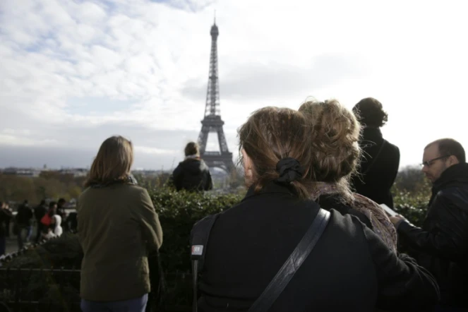 Minute de silence devant la Tour Eiffel le 16 novembre 2015 à Paris 