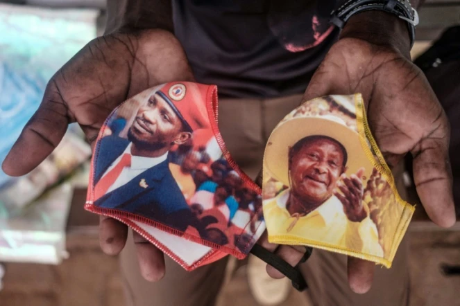 Des masques à l'effigie des deux principaux candidats à l'élection présidentielle en Ouganda, le sortant Yoweri Museveni (droite), et son principal adversaire, Bobi Wine (gauche), le 4 janvier 2021 à Kampala