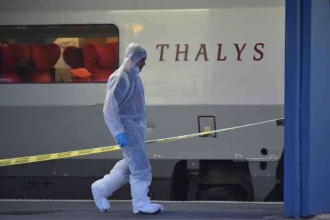 La police scientique le 21 août 2015 aux abords d'un train Thalys à bord duquel un Marocain armé a blessé deux personnes avant d'être maîtrisé par des passagers