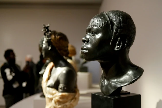 Un buste en bronze "Souvenir de voyage de l'expedition Stanley" de  Herbert Ward, présenté à la presse pour l'exposition "Le modèle noir de Géricault à  Matisse", au musée d'Orsay à Paris, le 25 mars 2019