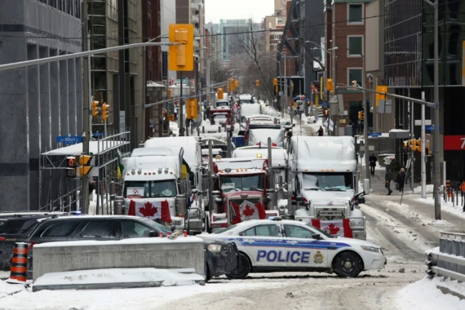 Des camions garés dans le centre-ville d'Ottawa pour protester contre l'obligation vaccinale et les restrictions sanitaires, le 4 février 2022 au Canada